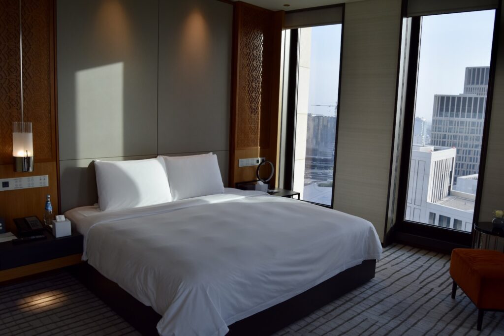 Im Haus, Wand, Mobiliar, Szene, Inneneinrichtung, Zimmer, Kissen, Bettwäsche, Bettdecke, Matratze, Bettrahmen, Bettbezug, Leinenstoffe, Suite, Schlafzimmer, Bett, Boutique-Hotel, Nachttisch, Boden, Fensterausstattung, Fensterabdeckung, Fenster, Bettbehang, Hotel, Groß, Urlaub