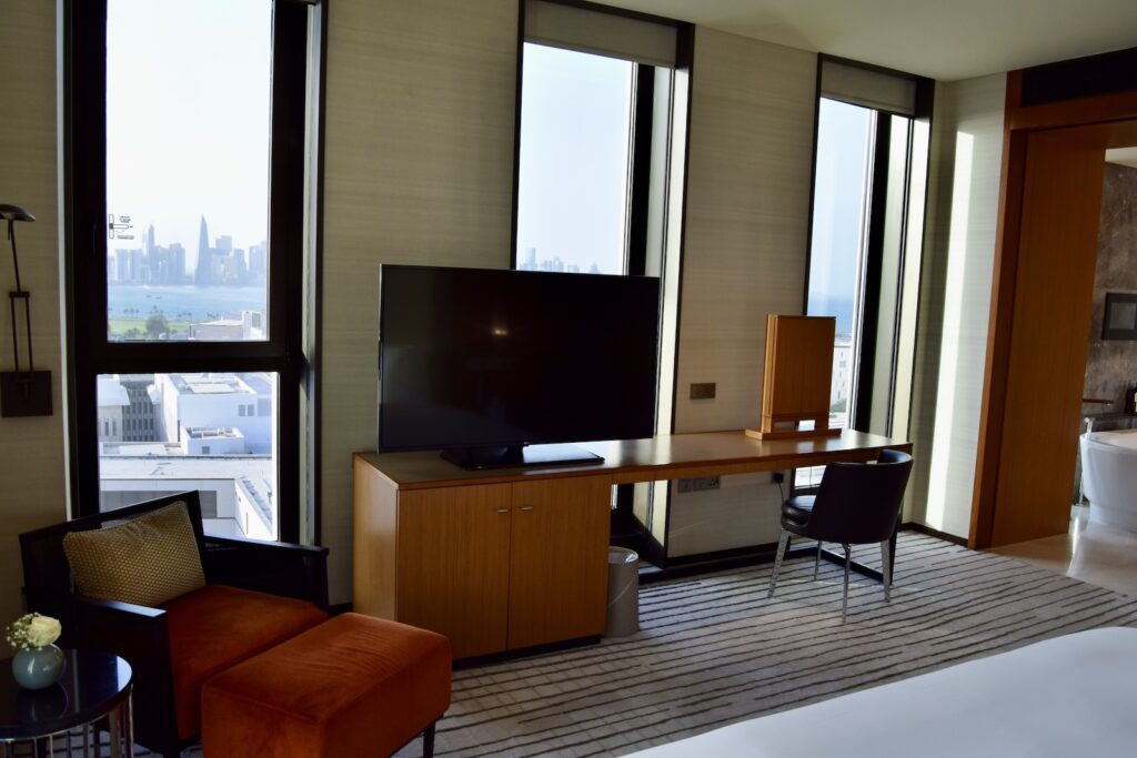 Im Haus, Wand, Inneneinrichtung, Fenster, Hotel, Boden, Tisch, Kaffeetisch, Zimmer, Penthouse, Bude, Fernsehen, Fensterausstattung, Fensterabdeckung, Kissen, Couch, Fußboden, Studiocouch, Bettsofa, Möbel, Armlehne, Wohnzimmer, Groß, Wohnung, Stuhl, Decke, Mobiliar