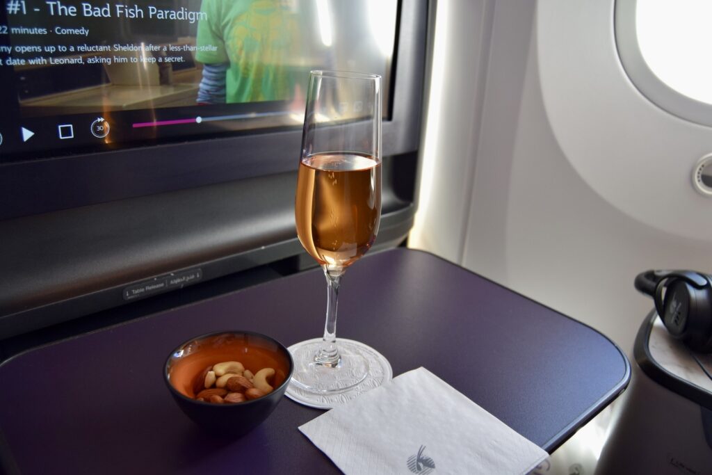 Drink, Text, Geschirr, Weinglas, Wein, Im Haus, Trinkgefäß, Tisch, Glas, Karte Menü, Essen, Kaffee, Flug