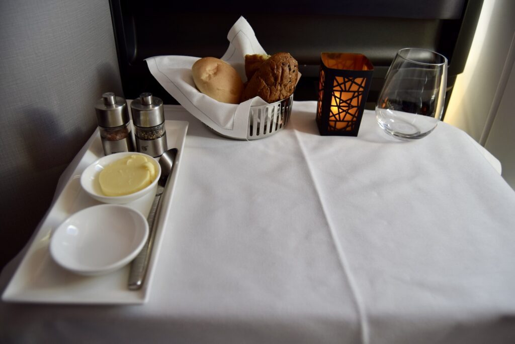 Geschirr, Im Haus, Serviergeschirr, Küchenutensil, Snack, Tafelsilber, Platte, Gabel, Serviette, Porzellan, Unterteller, Essen, Tischtuch, Mahlzeit, Service, Leinenstoffe, Wand, Nachspeise, Tasse, weiß, Kaffee, Frühstück, Tisch