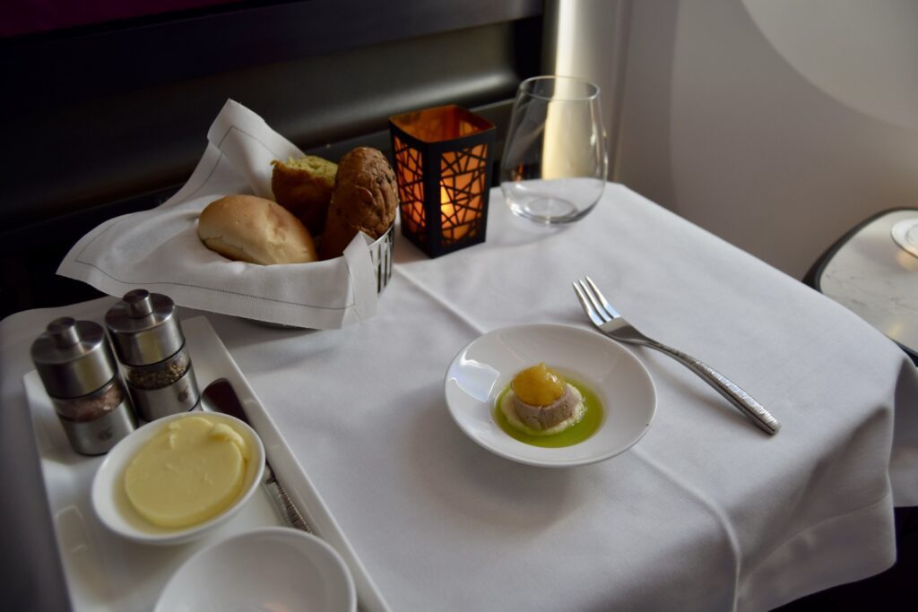 Geschirr, Essen, Mahlzeit, Küchenutensil, Gabel, Im Haus, Serviergeschirr, Platte, Tafelsilber, Brunch, Drink, Tisch, Unterteller, Teller, Löffel, Service, Snack, Kochkunst, Kulinarik, Restaurant, Frühstück