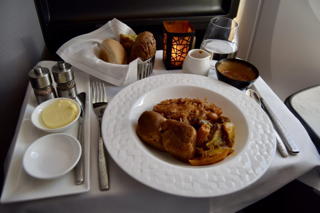 Essen, Geschirr, Teller, Platte, Mahlzeit, Tisch, Im Haus, Kochkunst, Gabel, Snack, Küchenutensil, Brunch, Serviergeschirr, Abendessen, Drink, Tafelsilber, weiß, Frühstück, Restaurant