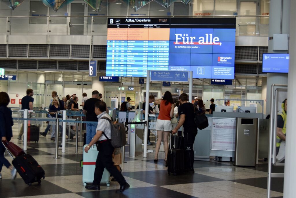 Kleidung, Schuhwerk, Person, Flughafen, Check-In, Gepäck und Koffer, Frau, Menschen, Dienstleistung, Sauberkeit, Im Haus, stehend, Boden