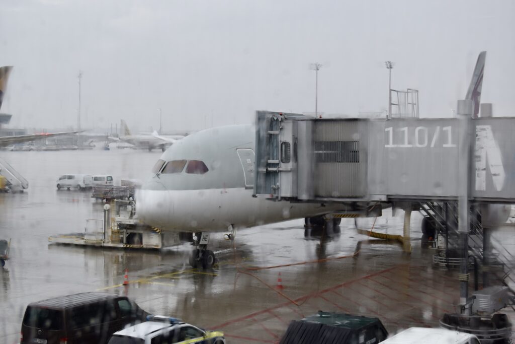 Platane Flugzeug Hobel, Himmel, Flughafen, draußen, Flugplatzvorfeld, Runway, Fluggastbrücke, Verkehrsflugzeug, Reifen, Flugreise, Airline, Düsenflugzeug, Rad, Lastwagen, halten, Luftfahrt, Asphalt, Jet, Gelände, Flugzeug, Regen, Groß, Fahrzeug, airbus