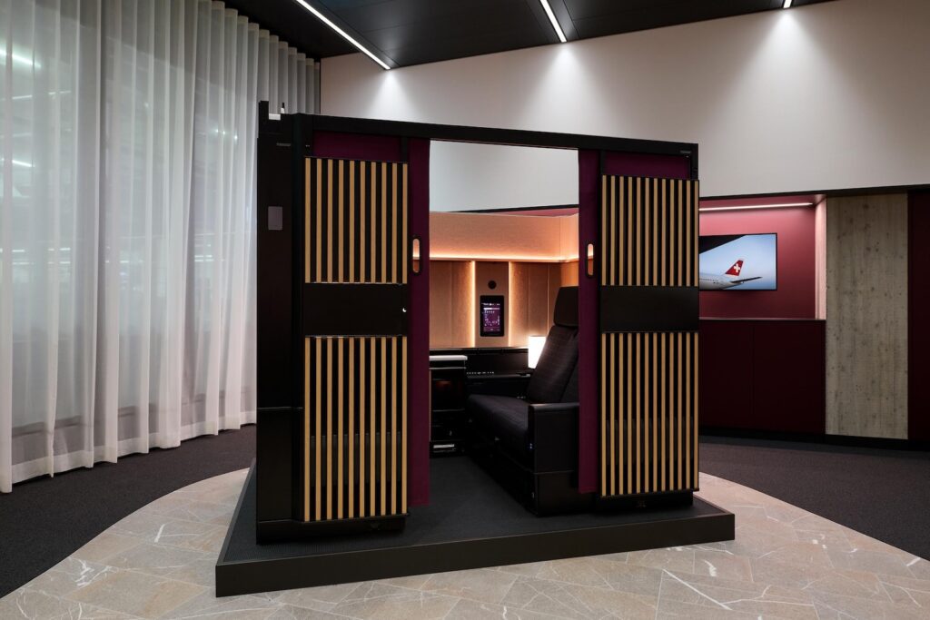 Im Haus, Inneneinrichtung, Wand, Vorhang, Mobiliar, Fußboden, Tür, Boden, Decke, Zimmer, Design