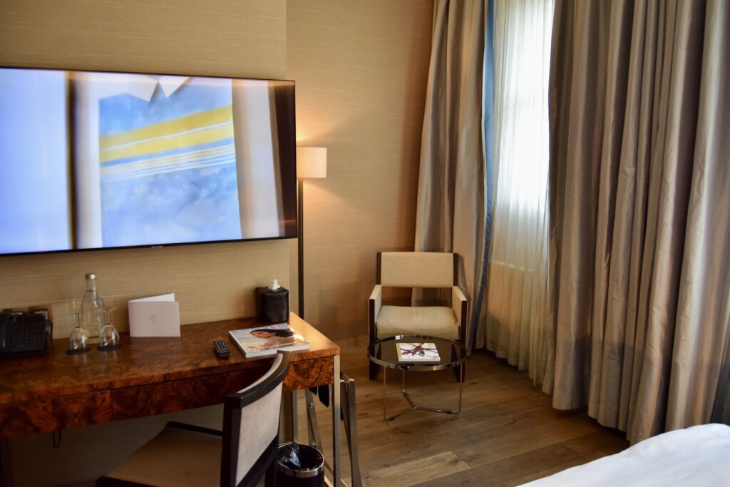 Im Haus, Wand, Mobiliar, Hotel, Inneneinrichtung, Tisch, Fensterausstattung, Bett, Fensterabdeckung, Vorhang, Zimmer, Fenster, Fernsehen, Bude, Leinenstoffe, Boden, Schlafzimmer, Unterkunft, Stuhl, Haus