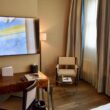Im Haus, Wand, Mobiliar, Hotel, Inneneinrichtung, Tisch, Fensterausstattung, Bett, Fensterabdeckung, Vorhang, Zimmer, Fenster, Fernsehen, Bude, Leinenstoffe, Boden, Schlafzimmer, Unterkunft, Stuhl, Haus