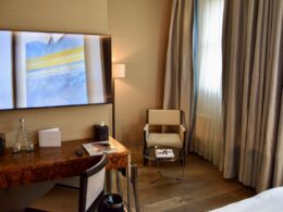 Im Haus, Wand, Mobiliar, Hotel, Inneneinrichtung, Tisch, Fensterausstattung, Bett, Fensterabdeckung, Vorhang, Zimmer, Fenster, Fernsehen, Bude, Leinenstoffe, Boden, Schlafzimmer, Unterkunft, Stuhl, Haus