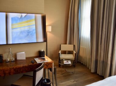 Im Haus, Wand, Mobiliar, Hotel, Inneneinrichtung, Tisch, Fensterausstattung, Bett, Fensterabdeckung, Vorhang, Zimmer, Fenster, Fernsehen, Bude, Leinenstoffe, Boden, Schlafzimmer, Unterkunft, Stuhl, Haus