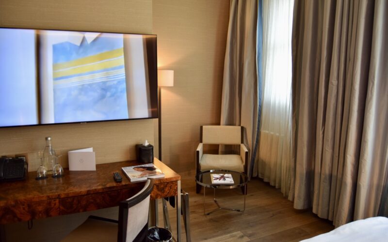 Im Haus, Wand, Mobiliar, Hotel, Inneneinrichtung, Tisch, Fensterausstattung, Bett, Fensterabdeckung, Vorhang, Zimmer, Fenster, Fernsehen, Bude, Leinenstoffe, Boden, Schlafzimmer, Unterkunft, Stuhl, Haus