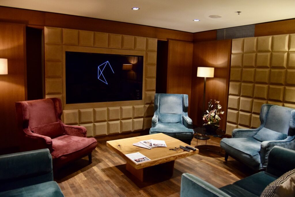 Im Haus, Wand, Couch, Inneneinrichtung, Studiocouch, Wohnzimmer, Bettsofa, Boden, Kaffeetisch, Tisch, Decke, Kleines Sofa, Stuhl, Bude, Armlehne, Hotel, Clubsessel, Warteraum, Kissen, Sofa, Fernsehen, Zimmer, Mobiliar, Flat, Bildschirm