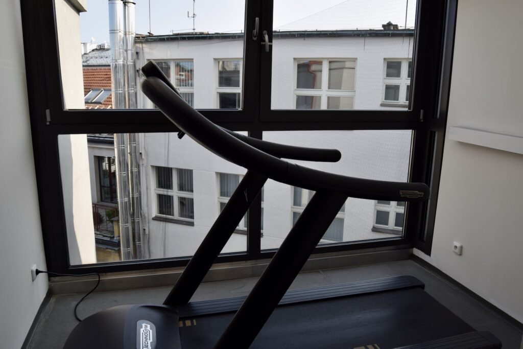 Trainingsgerät, Gebäude, Eisen, Wand, Fenster, draußen, Im Haus