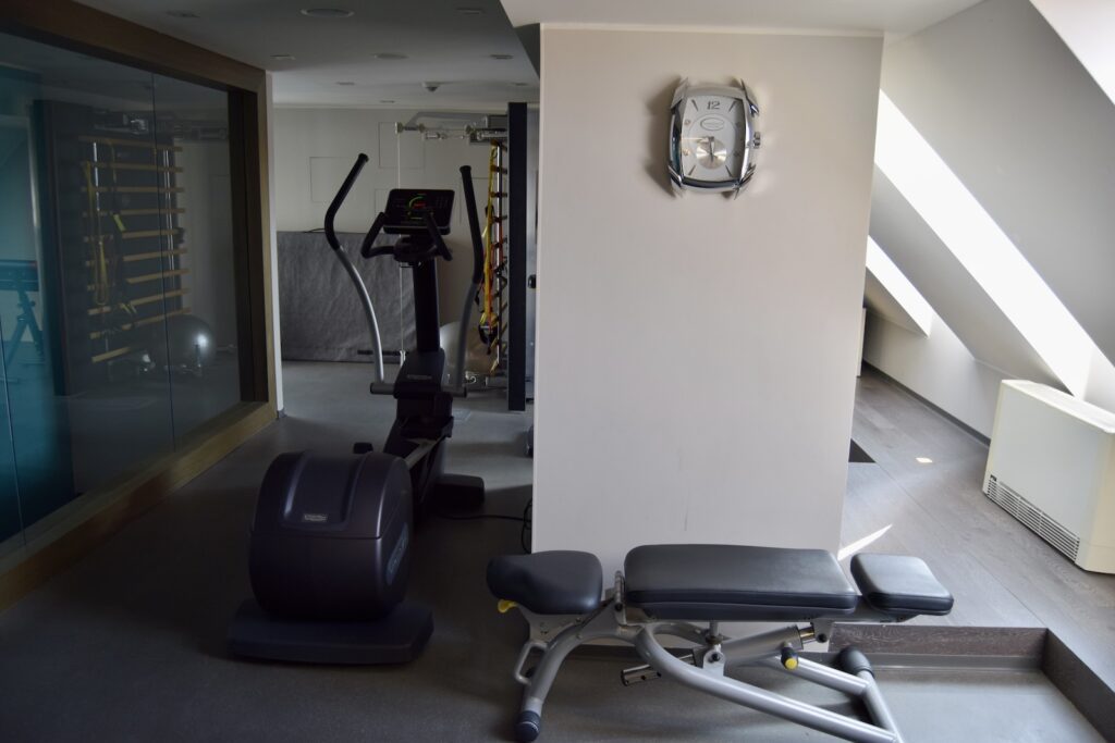 Wand, Im Haus, Trainingsausrüstung, Sporthalle, Sport, Trainingsgerät, Zimmer, Laufband, Gewichte, Boden, Decke