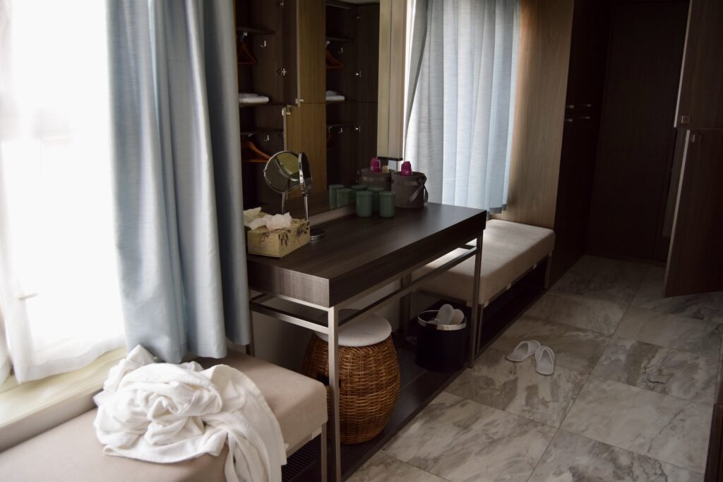 Im Haus, Wand, Inneneinrichtung, Mobiliar, Möbel, Schublade, Vorhang, Kommode, Boden, Fenster, Waschbecken, Vase, Fensterausstattung, Schrank, Bett, Haus, Leinenstoffe, Fensterabdeckung, Zimmer, Nachttisch, Badezimmer, Eitelkeit, Spiegel, Hotel