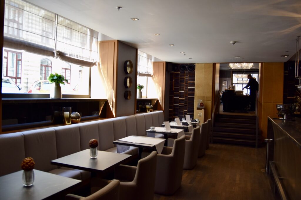 Im Haus, Decke, Wand, Mobiliar, Inneneinrichtung, Szene, Stuhl, Fenster, Arbeitsfläche, Esstisch, Restaurant, Möbel, Boden, Deckenleuchte, Zimmer, Tisch, Küche, Esszimmer, Essen, Hotel