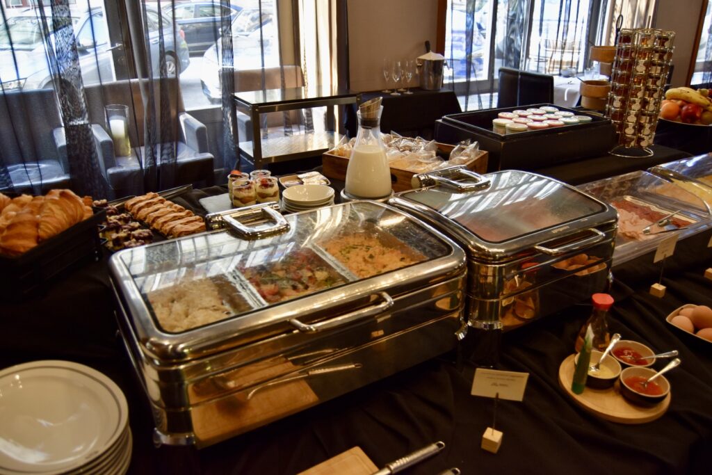 Im Haus, Mahlzeit, Snack, Geschirr, Essen, Fenster, Tisch, Buffet, Delikatesse, Fastfood, Platte