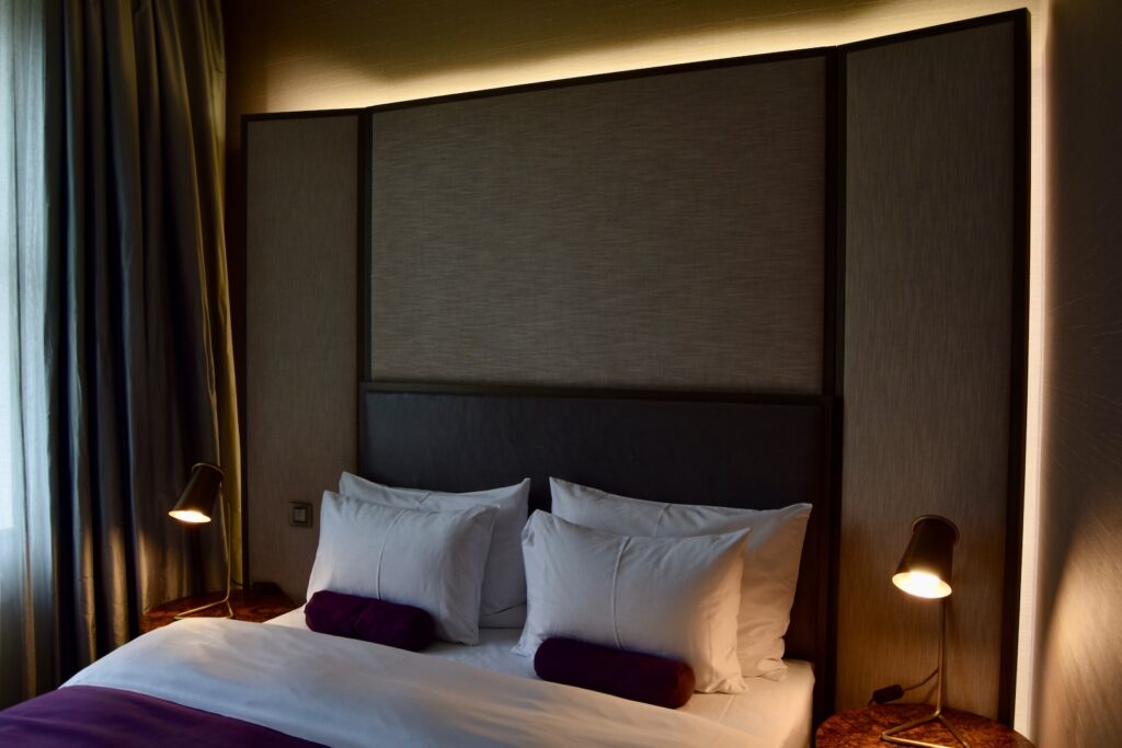 Im Haus, Wand, Bettwäsche, Bettdecke, Bett, Bettbezug, Bettrahmen, Leinenstoffe, Inneneinrichtung, Matratze, Kissen, Suite, Vorhang, Boutique-Hotel, Nachttisch, Lampenschirm, Fensterausstattung, Mobiliar, Lampe, Schlafzimmer, Fensterabdeckung, Bettbehang, Decke, Zimmer, Hotel, Hotelzimmer