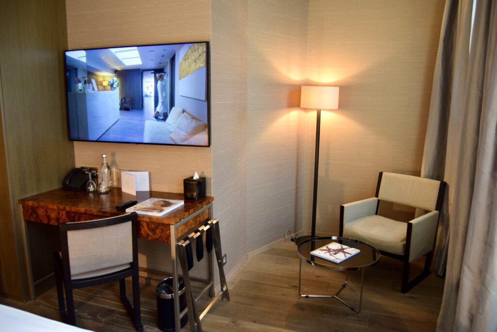 Wand, Im Haus, Mobiliar, Inneneinrichtung, Kaffeetisch, Hotel, Lampe, Boden, Lampenschirm, Spiegel, Zimmer, Tisch, Bude, Bilderrahmen, Armlehne, Stuhl, Fernsehen, Haus