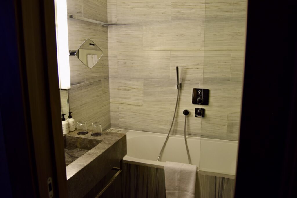 Im Haus, Badezimmer, Wand, Installationszubehör, Badezimmerzubehör, Hahn, Kachel, Wasserleitung, Waschbecken, Badewanne, Dusche, Spiegel
