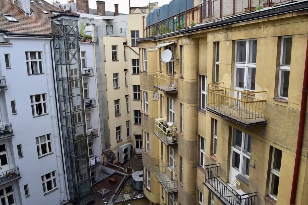 Fenster, draußen, Gebäude, Fassade, Wohngebäude, Nachbarschaft, Balkon, Haus, Architektur, Straße, Mischnutzung, Stadt, Wohnung, Reise