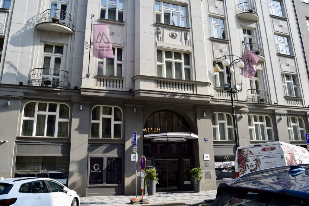 draußen, Fahrzeug, Landfahrzeug, Fenster, Rad, Text, Kraftfahrzeugkennzeichen, Auto, Gebäude, Familienauto, Mischnutzung, Van, Nachbarschaft, Straße, Stadt, Wohngebäude, halten