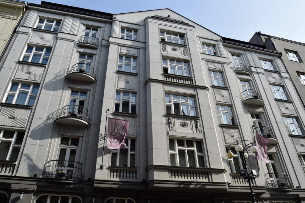Gebäude, Fenster, draußen, Himmel, Fassade, Stadt, Wohnung, Architektur, Wohngebäude, Mischnutzung, Balkon, Groß, Straße