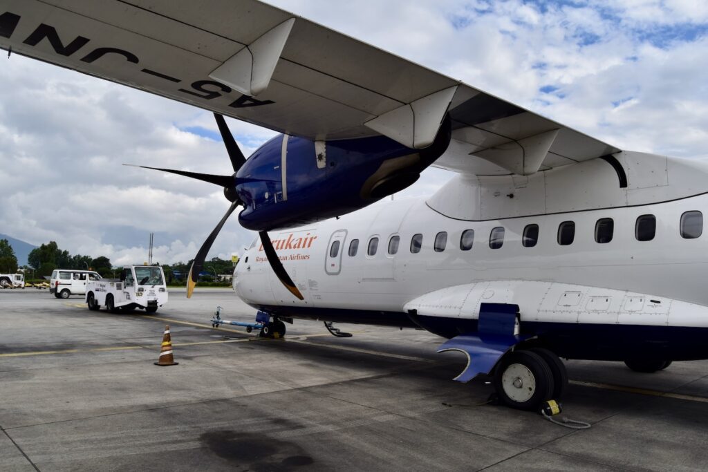 Platane Flugzeug Hobel, Flugzeug, Himmel, Fahrzeug, draußen, Transport, Flugreise, Rad, Luftfahrt, Allgemeine Luftfahrt, Propellerflugzeug, Flugzeugtriebwerk, Luftfahrttechnik, Luftfahrthersteller, Verkehrsflugzeug, halten, Flughafen, Wolke, Gelände, Turboprop, Propeller, Straße, Airline, Landeklappe, Eindecker, Schmalrumpfflugzeug, Flugplatzvorfeld, Geschäftsflugzeug, Asphalt, Runway, Sitzen