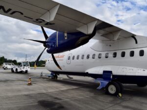 Platane Flugzeug Hobel, Flugzeug, Himmel, Fahrzeug, draußen, Transport, Flugreise, Rad, Luftfahrt, Allgemeine Luftfahrt, Propellerflugzeug, Flugzeugtriebwerk, Luftfahrttechnik, Luftfahrthersteller, Verkehrsflugzeug, halten, Flughafen, Wolke, Gelände, Turboprop, Propeller, Straße, Airline, Landeklappe, Eindecker, Schmalrumpfflugzeug, Flugplatzvorfeld, Geschäftsflugzeug, Asphalt, Runway, Sitzen
