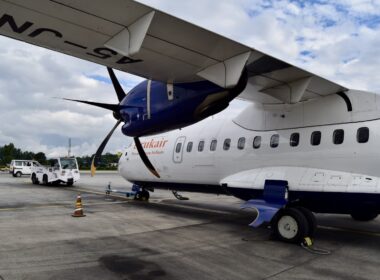 Platane Flugzeug Hobel, Flugzeug, Himmel, Fahrzeug, draußen, Transport, Flugreise, Rad, Luftfahrt, Allgemeine Luftfahrt, Propellerflugzeug, Flugzeugtriebwerk, Luftfahrttechnik, Luftfahrthersteller, Verkehrsflugzeug, halten, Flughafen, Wolke, Gelände, Turboprop, Propeller, Straße, Airline, Landeklappe, Eindecker, Schmalrumpfflugzeug, Flugplatzvorfeld, Geschäftsflugzeug, Asphalt, Runway, Sitzen