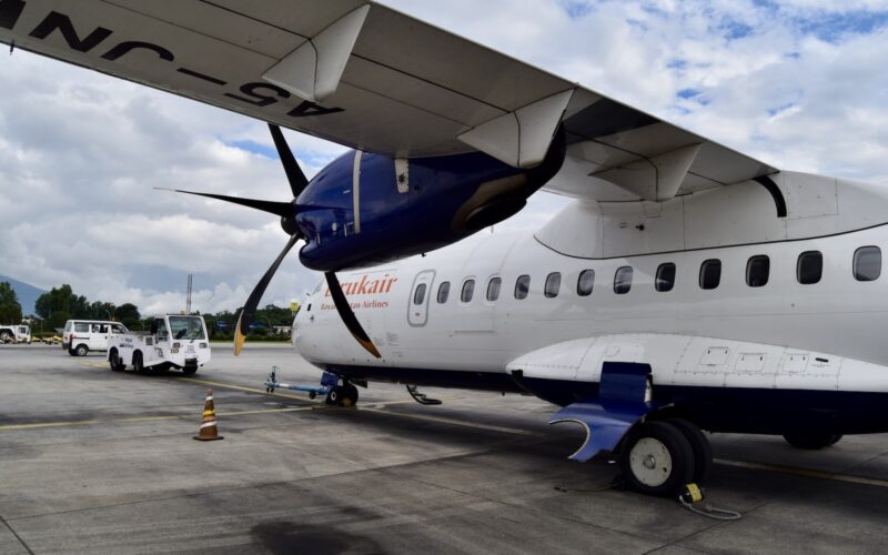 Platane Flugzeug Hobel, Flugzeug, Himmel, Fahrzeug, draußen, Transport, Flugreise, Rad, Luftfahrt, Allgemeine Luftfahrt, Propellerflugzeug, Flugzeugtriebwerk, Luftfahrttechnik, Luftfahrthersteller, Verkehrsflugzeug, halten, Flughafen, Wolke, Gelände, Turboprop, Propeller, Straße, Airline, Landeklappe, Eindecker, Schmalrumpfflugzeug, Flugplatzvorfeld, Geschäftsflugzeug, Asphalt, Runway, Sitzen