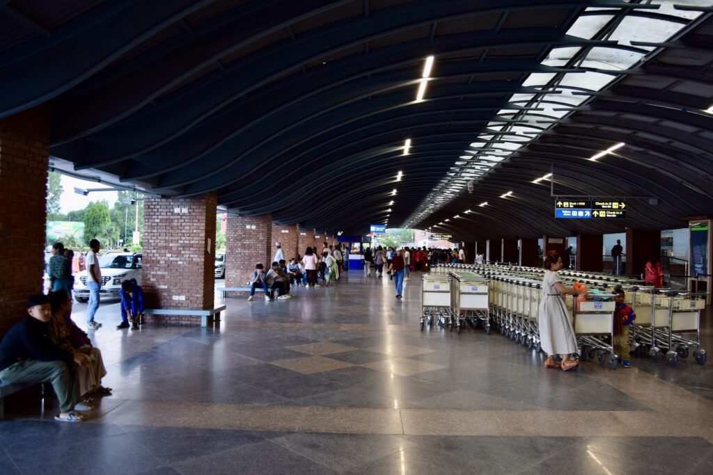 Decke, Gebäude, Kleidung, Person, Schuhwerk, Menschen, Mann, Im Haus, Boden, Gelände, Flughafen