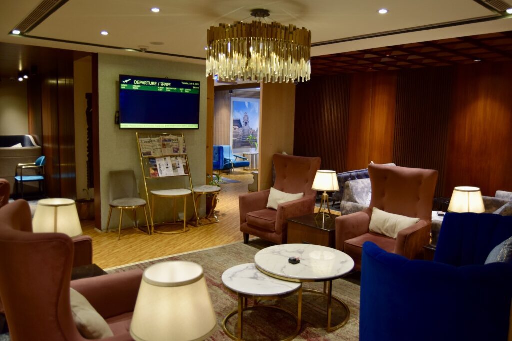 Im Haus, Mobiliar, Inneneinrichtung, Wand, Kaffeetisch, Decke, Couch, Boden, Deckenleuchte, Studiocouch, Fernsehen, Tisch, Stuhl, Hotel, Zimmer, Lounge