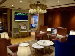 Im Haus, Mobiliar, Inneneinrichtung, Wand, Kaffeetisch, Decke, Couch, Boden, Deckenleuchte, Studiocouch, Fernsehen, Tisch, Stuhl, Hotel, Zimmer, Lounge