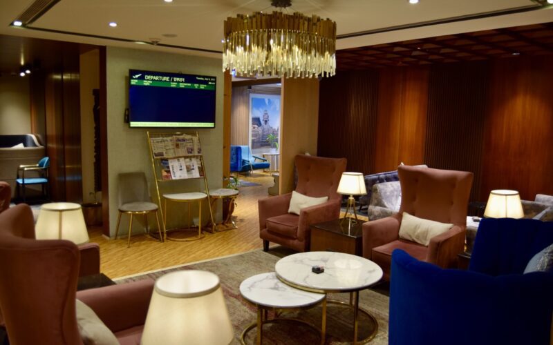Im Haus, Mobiliar, Inneneinrichtung, Wand, Kaffeetisch, Decke, Couch, Boden, Deckenleuchte, Studiocouch, Fernsehen, Tisch, Stuhl, Hotel, Zimmer, Lounge