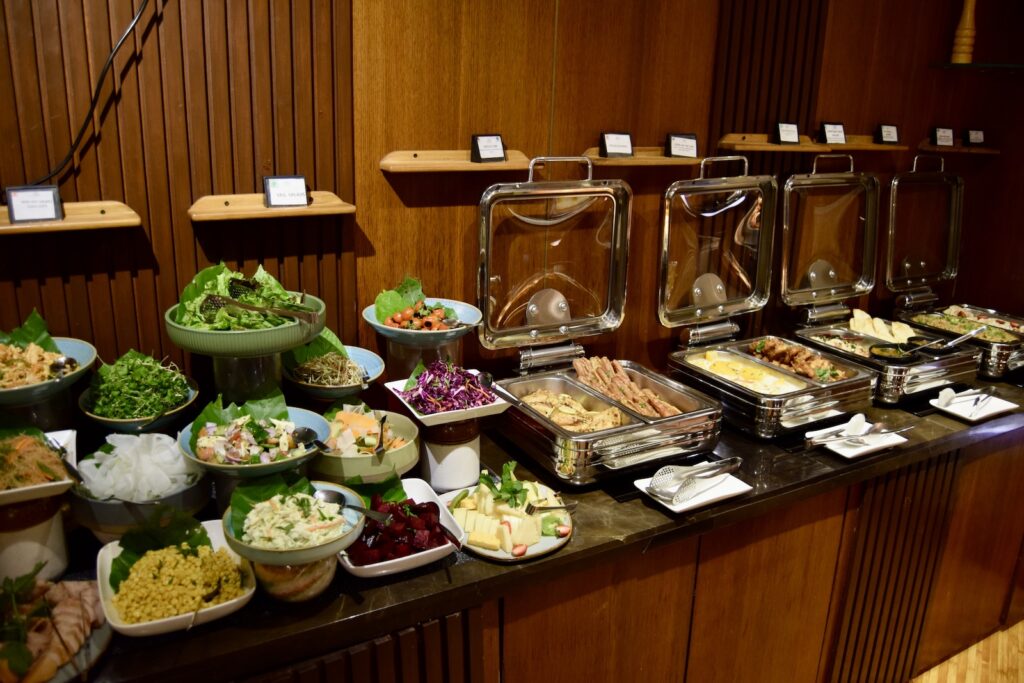 Im Haus, Buffet, Essen, Mahlzeit, Tisch, Kulinarik, Kochkunst, Delikatesse, Abendessen, Geschirr, Wand, Teller, Mittagessen, hölzern, Catering