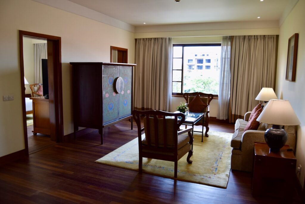 Im Haus, Inneneinrichtung, Wand, Boden, Tisch, Fußboden, Vorhang, Zimmer, Bude, Fensterausstattung, Laminatboden, Haus, Decke, Hartholz, Holzboden, Fensterabdeckung, Kaffeetisch, Hotel, Fenster, Möbel, Spiegel, Wohnzimmer, Mobiliar, Stuhl