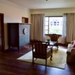 Im Haus, Inneneinrichtung, Wand, Boden, Tisch, Fußboden, Vorhang, Zimmer, Bude, Fensterausstattung, Laminatboden, Haus, Decke, Hartholz, Holzboden, Fensterabdeckung, Kaffeetisch, Hotel, Fenster, Möbel, Spiegel, Wohnzimmer, Mobiliar, Stuhl