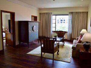 Im Haus, Inneneinrichtung, Wand, Boden, Tisch, Fußboden, Vorhang, Zimmer, Bude, Fensterausstattung, Laminatboden, Haus, Decke, Hartholz, Holzboden, Fensterabdeckung, Kaffeetisch, Hotel, Fenster, Möbel, Spiegel, Wohnzimmer, Mobiliar, Stuhl