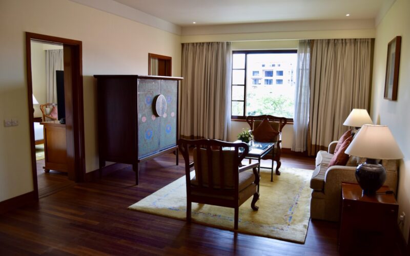 Im Haus, Inneneinrichtung, Wand, Boden, Tisch, Fußboden, Vorhang, Zimmer, Bude, Fensterausstattung, Laminatboden, Haus, Decke, Hartholz, Holzboden, Fensterabdeckung, Kaffeetisch, Hotel, Fenster, Möbel, Spiegel, Wohnzimmer, Mobiliar, Stuhl