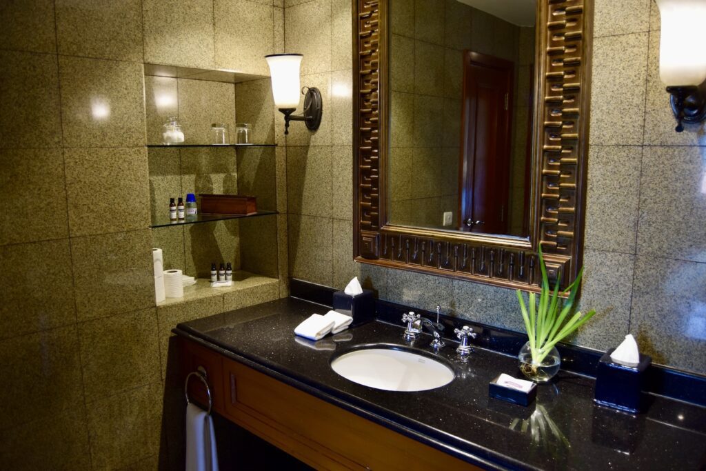 Im Haus, Wand, Badezimmer, Installationszubehör, Hahn, Badezimmerzubehör, Arbeitsfläche, Spiegel, Kachel, Waschbecken, Wasserleitung, Hotel, Toilette, Eitelkeit