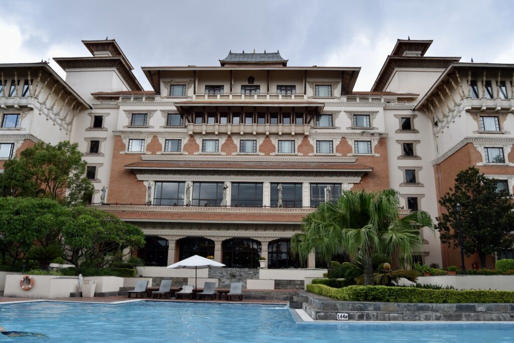 draußen, Gebäude, Himmel, Baum, Schwimmbecken, Immobilie, Villa, Pflanze, Kurort, Urlaubsort, Hazienda, Haus, Fenster, Eigentum, Urlaubsstadt, Thermae, Hof, Anwesen, Wasser, Pool, Hotel, Urlaub, Architektur