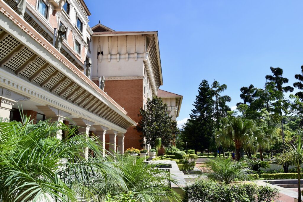draußen, Himmel, Baum, Gebäude, Hazienda, Hof, Immobilie, Landschaftsgestaltung, Fenster, Villa, Architektur, Garten, Haus, Pflanze, Stadt, Hotel