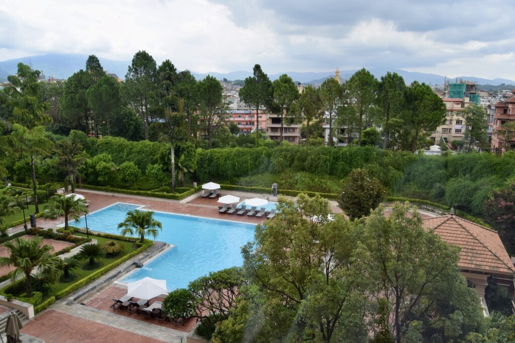 draußen, Himmel, Wolke, Schwimmbecken, Baum, Pflanze, Wasser, Gebäude, Urlaubsstadt, Kurort, Landschaftsgestaltung, Urlaub, Urlaubsort, Pool, Hotel, Garten, Park