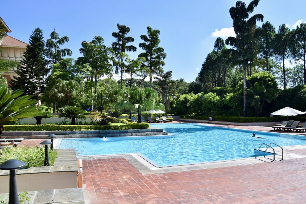 Schwimmbecken, draußen, Wasser, Urlaubsort, Pflanze, Baum, Himmel, Kurort, Gebäude, Urlaubsstadt, Palme, Pool, Sonnenliege, Landschaftsgestaltung, Thermae, Küstenerholungsort, Schattierung, Hotel, Hinterhof, Gelände, Urlaub, Schwimmen