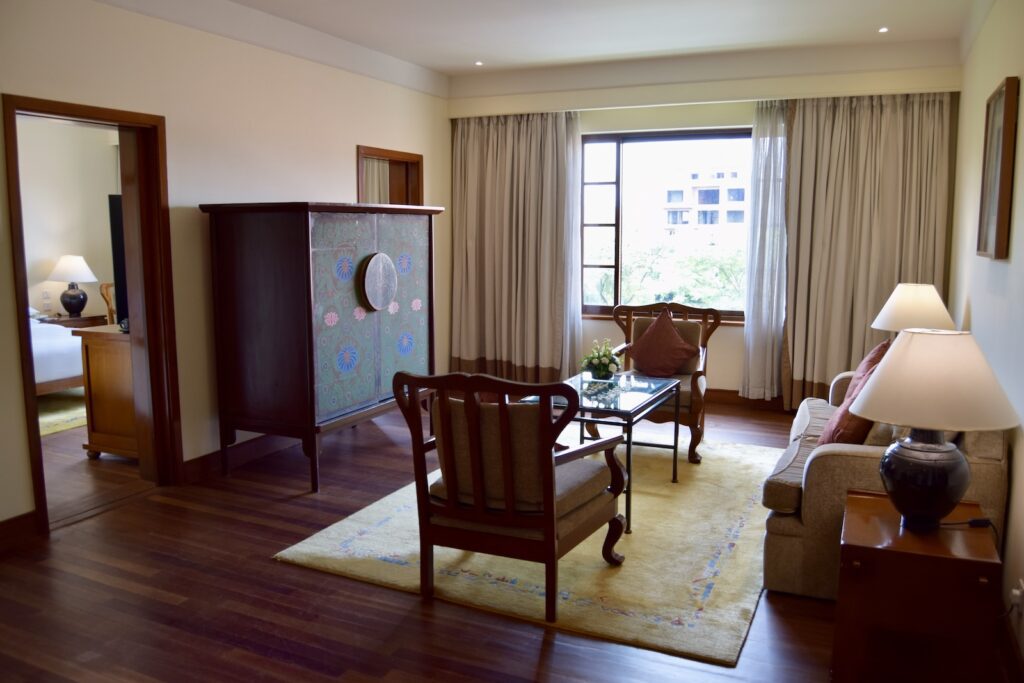 Im Haus, Inneneinrichtung, Wand, Boden, Zimmer, Tisch, Vorhang, Fußboden, Bude, Fensterausstattung, Haus, Laminatboden, Fensterabdeckung, Fenster, Hartholz, Hotel, Kaffeetisch, Holzboden, Möbel, Lampenschirm, Spiegel, Bett, Nachttisch, Decke, Wohnzimmer, Mobiliar, Stuhl