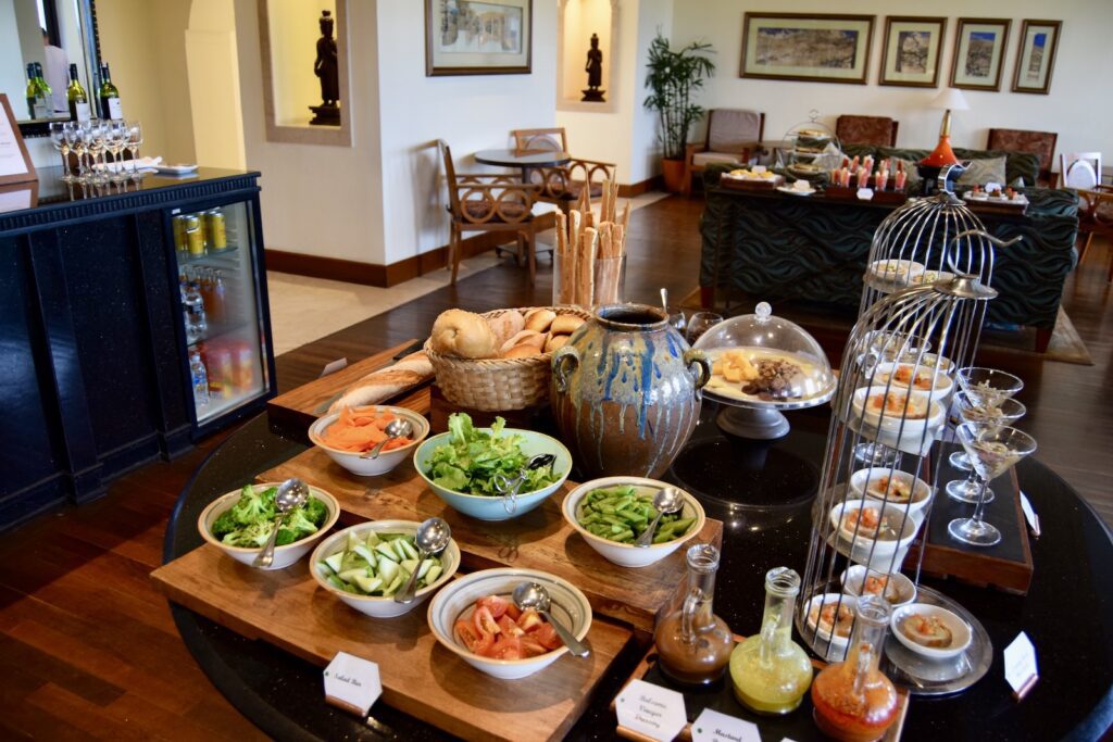 Im Haus, Geschirr, Tisch, Essen, Mahlzeit, Wand, Platte, Abendessen, Brunch, Schüssel, Mittagessen, Esstisch, Gemüse, Esszimmer, Kulinarik, Mobiliar, Mahl, Kochkunst, Teller, Vase, Boden, hölzern, Buffet, Restaurant
