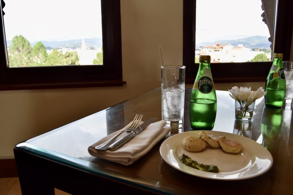 Geschirr, Flasche, Im Haus, Platte, Drink, Weinglas, Fenster, Glas, Mobiliar, Gabel, Mahlzeit, Wein, Tisch, Esstisch, Essen, Wand, Sitzen, Restaurant, Urlaub