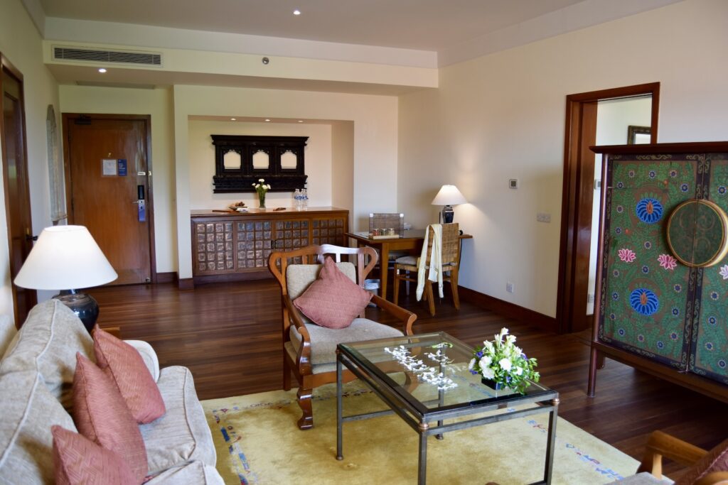 Im Haus, Wand, Boden, Inneneinrichtung, Zimmer, Szene, Tisch, Wohnzimmer, Kaffeetisch, Couch, Bude, Haus, Decke, Studiocouch, Fußboden, Vase, Laminatboden, Holzboden, Kleines Sofa, Fenster, Mobiliar, Stuhl