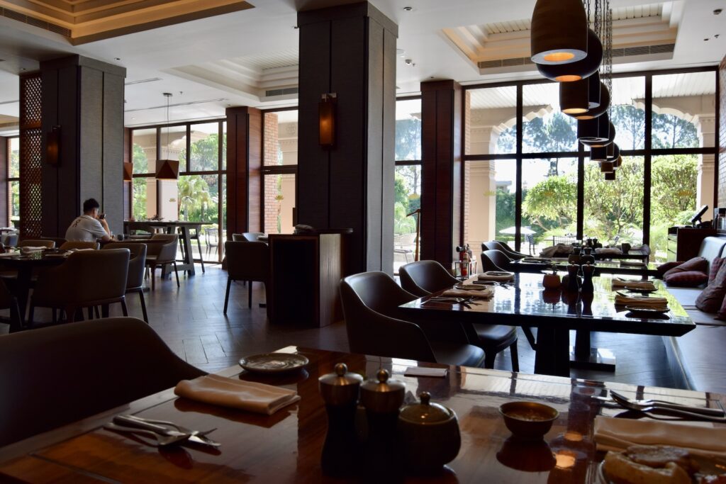 Im Haus, Mobiliar, Szene, Fenster, Inneneinrichtung, Stuhl, Wand, Kaffeetisch, Tisch, Esstisch, Vase, Decke, Zimmer, Boden, Restaurant, Essen, Kaffee, Café
