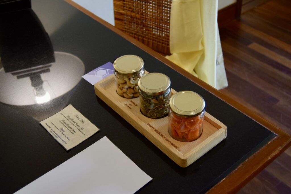 Im Haus, Tisch, Geschirr, Vase, Boden, Essen, hölzern